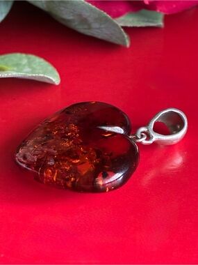 925 Sterling Silver Amber Heart Pendant.